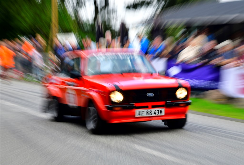 Brian Rasmussen fra Hjørring viser med sin Ford Escort RS 2000 selve essensen af Munkebjerg Hill Climb: Masser af tilskuere, masser af fart, masser af stemning.